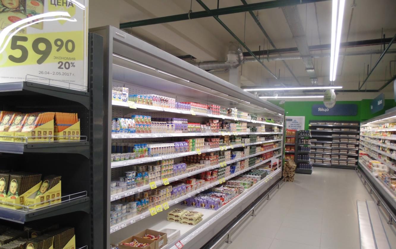 Холодильные горки в торговом зале магазина «Перекрёсток»